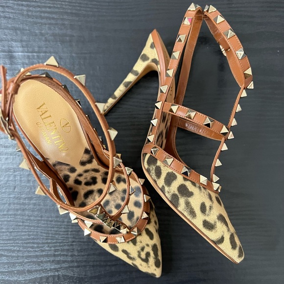 Valentino Garavani Leopard Rockstud Pumps - Picture 8 of 11